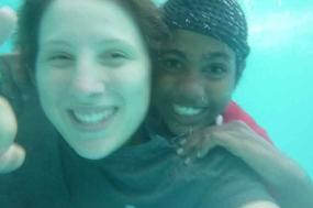 Lisa und Eshani unter Wasser