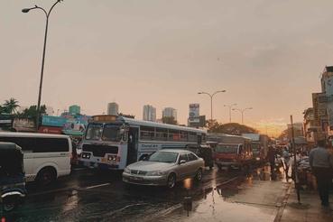 Immer volle Straßen in Colombo