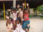 Sandra mit einigen Kindern aus dem Angels Home