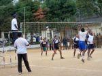 Polizisten spielen Volleyball
