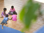 Die Kids beim Karten spielen