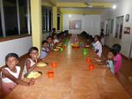 Völlig zufriedene Kinder beim Reis essen Smile