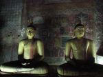 Figuren des meditierenden Buddha und Wandmalereien in Dambulla