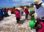 Abkühlung im Meer ist für die Kinder immer ein riesen Spaß