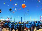 Farbenfroh wurde der Himmel als die Kinder ihre bunten Luftballons stiegen ließen.