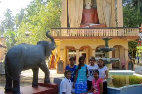 Mädels vor unserem Tempel