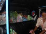 Suneetha im voll beladenen Tuk Tuk
