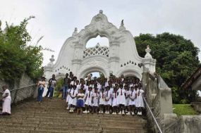 Auf den Stufen vor dem buddhistischen Tempel von Kelaniya