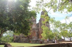 Auf den Spuren der alten Ruinen in Polonnaruwa