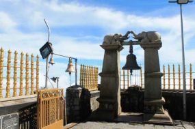 Die Glocke für Wanderer am Gipfel des Adam’s Peak