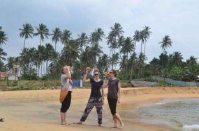 Julia, Janika und ich am Strand von Marawila