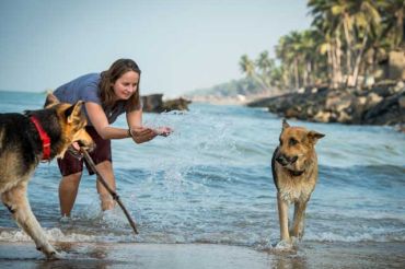 Julia mit den beiden Schäferhunden am Strand von Marawila, Sri Lanka.